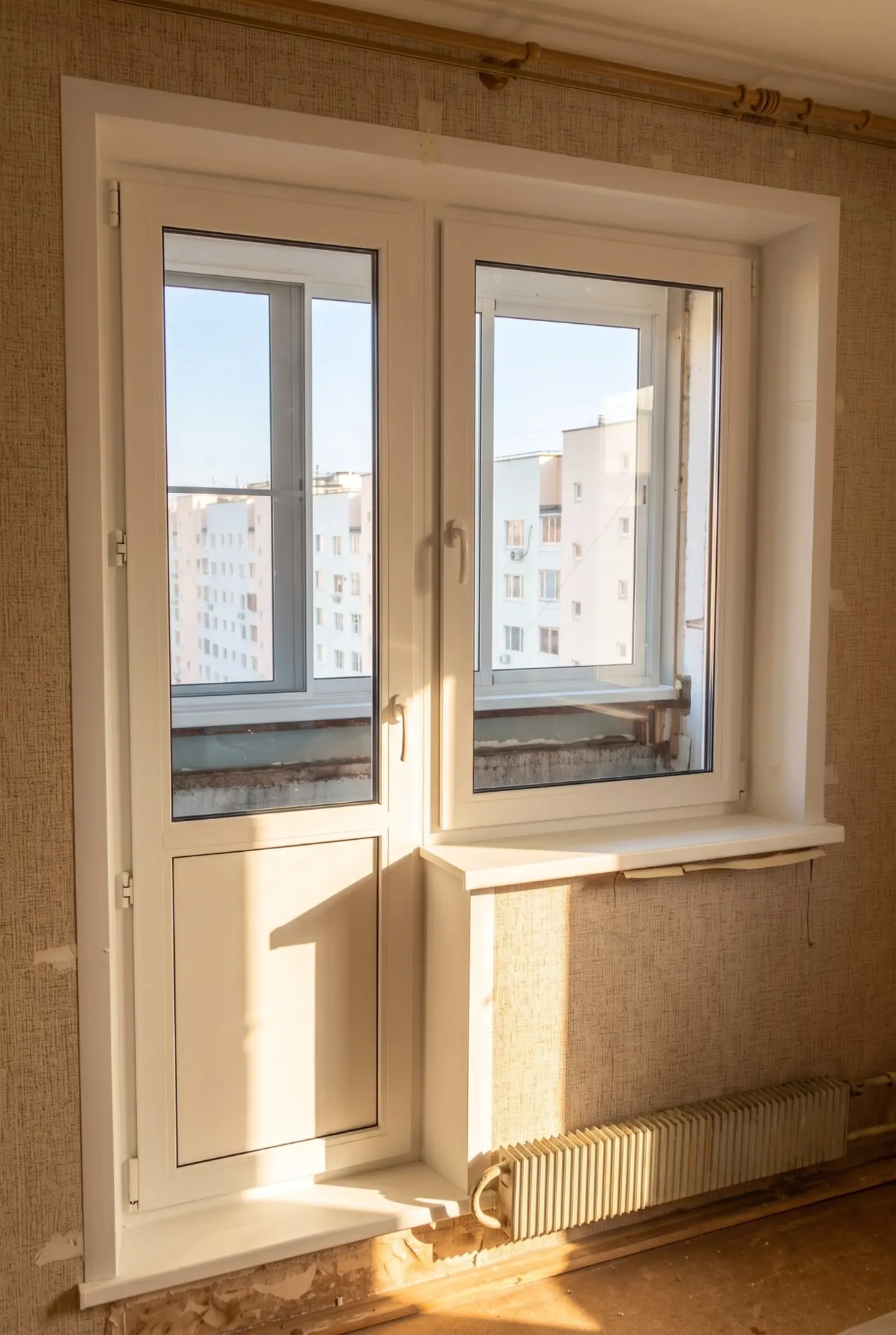 ПОСЛЕ замены: новый герметичный стеклопакет в балконной двери — чистая камера, прозрачный вид на улицу — работа мастера МоскитОк