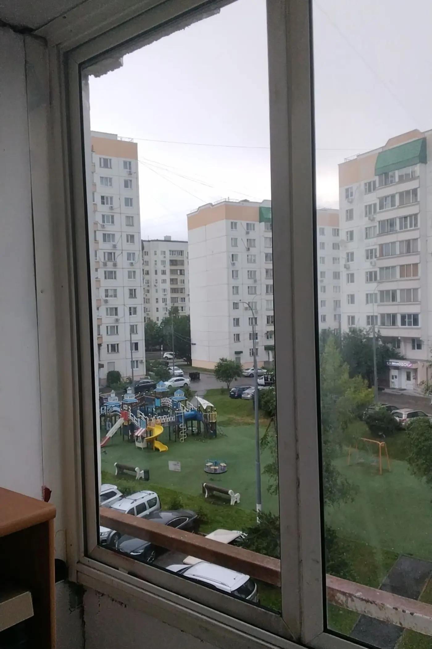 ДО замены: холодное алюминиевое остекление балкона в панельном доме — раздвижки Provedal