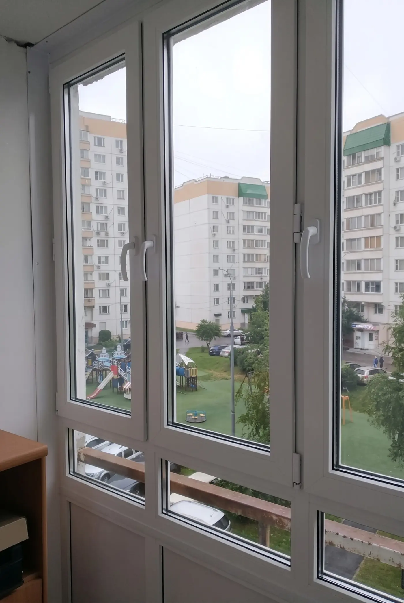 ПОСЛЕ замены: тёплое ПВХ-остекление балкона с двухкамерным стеклопакетом и сэндвич-панелью — работа МоскитОк