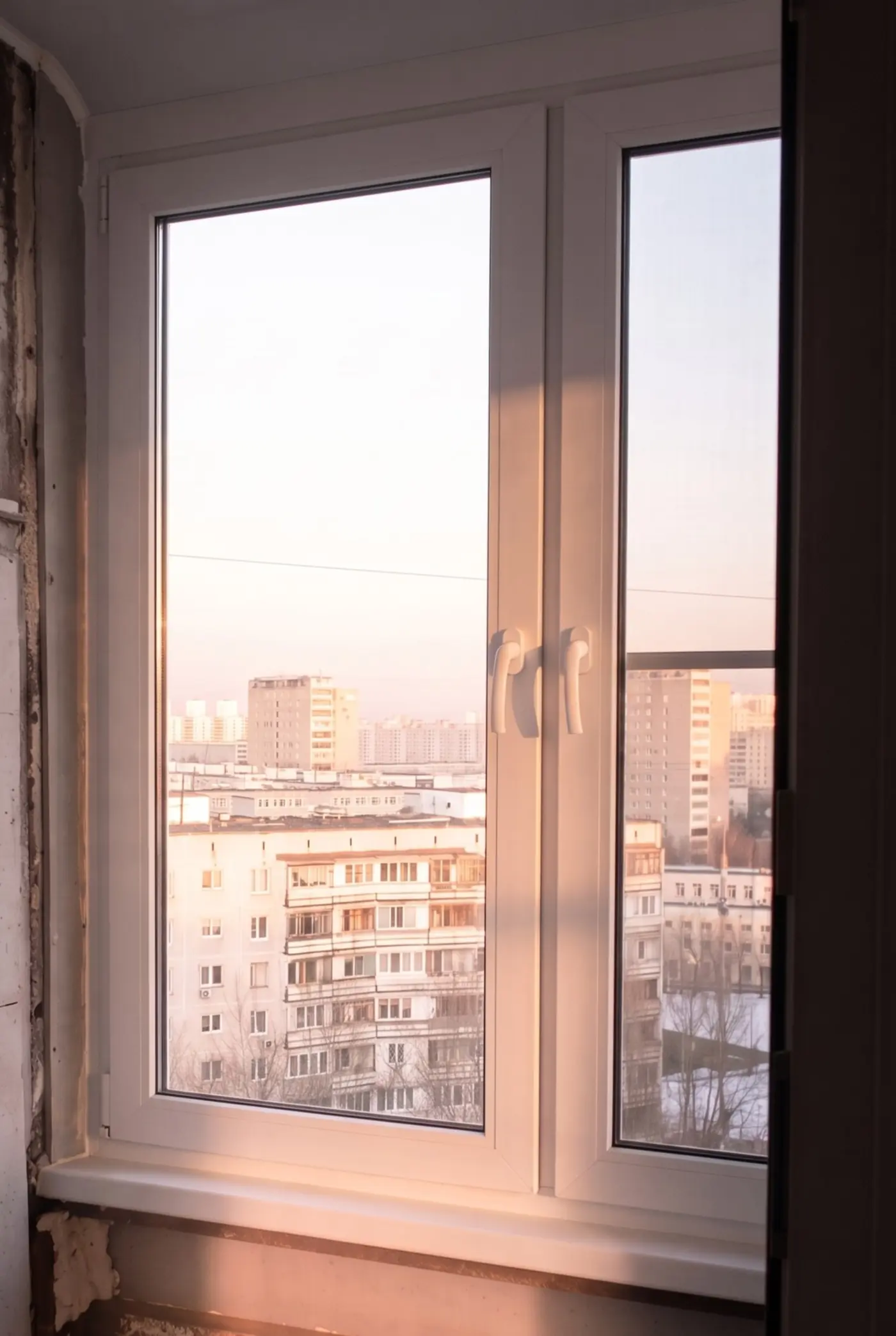 ПОСЛЕ замены: тёплое ПВХ-остекление сталинки, стилистика фасада сохранена — работа МоскитОк