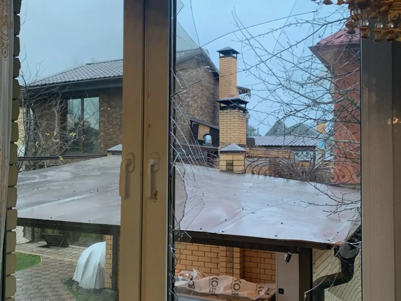 ДО замены: разбитое стекло с паутиной трещин в окне гостиной частного дома в Барвихе
