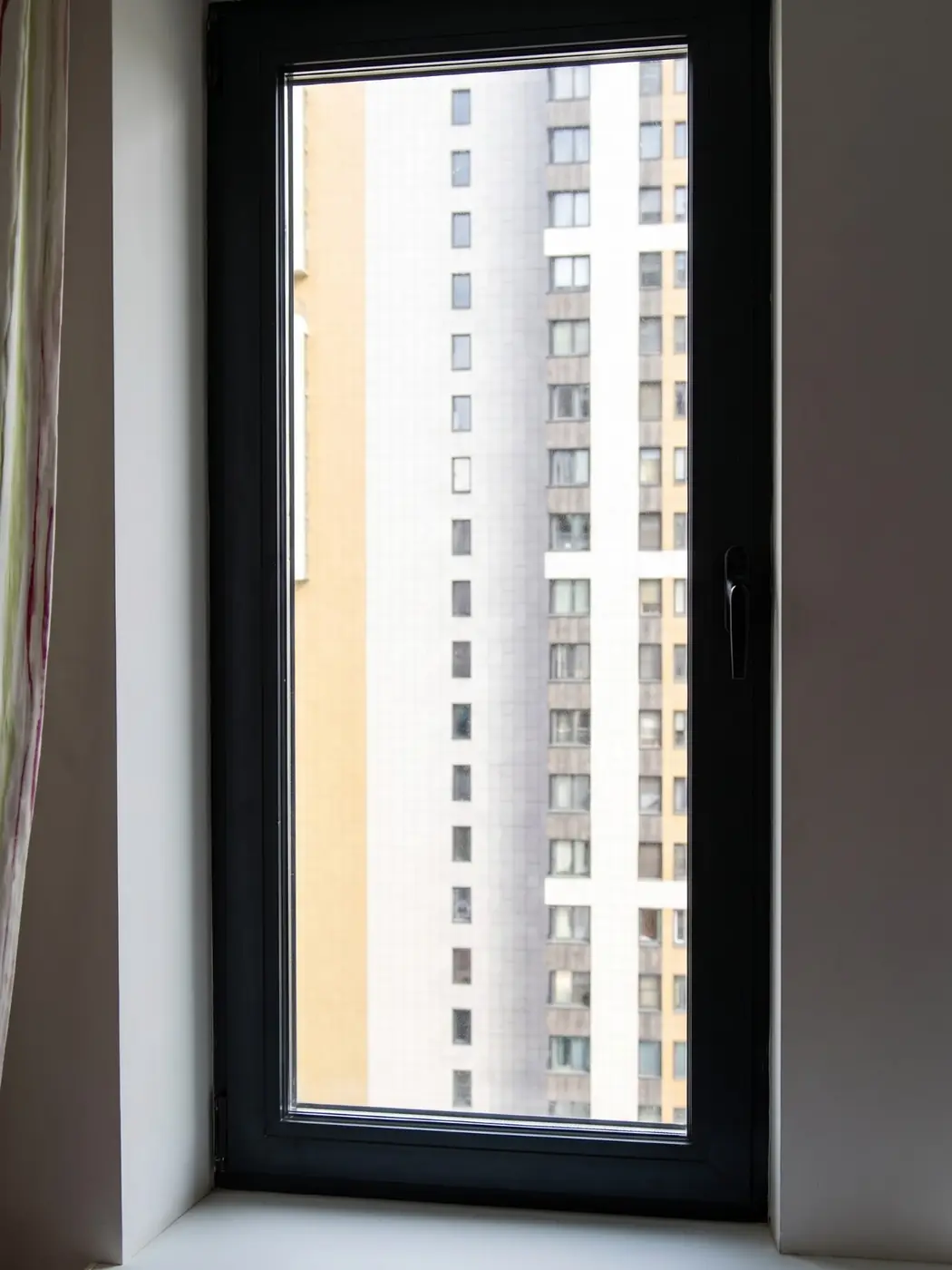 Стеклопакет в тёплом алюминии — ДО замены разгерметизированного пакета с конденсатом
