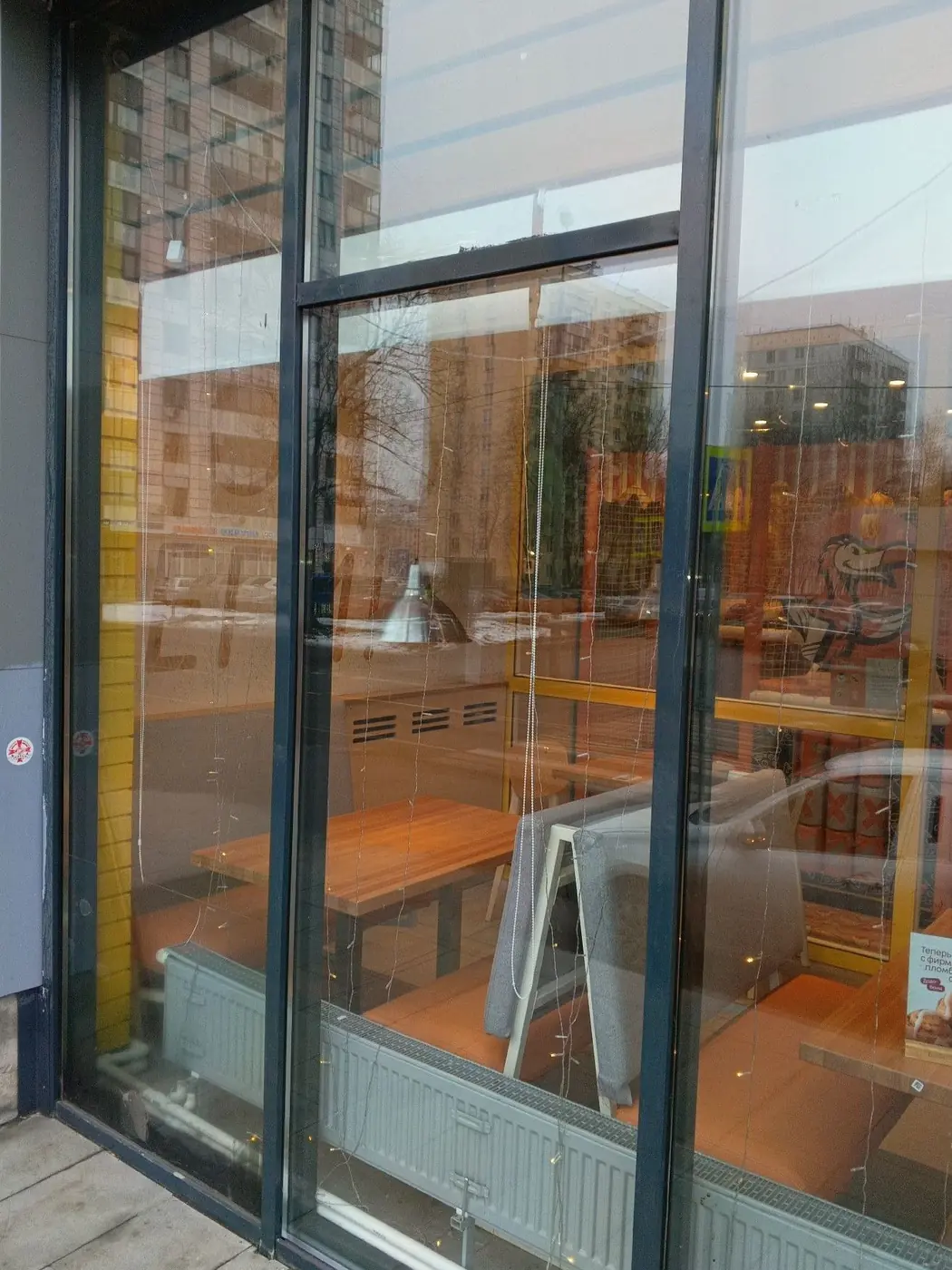Витрина кафе в алюминиевой раме — ДО замены разбитого триплекса на закалённое стекло