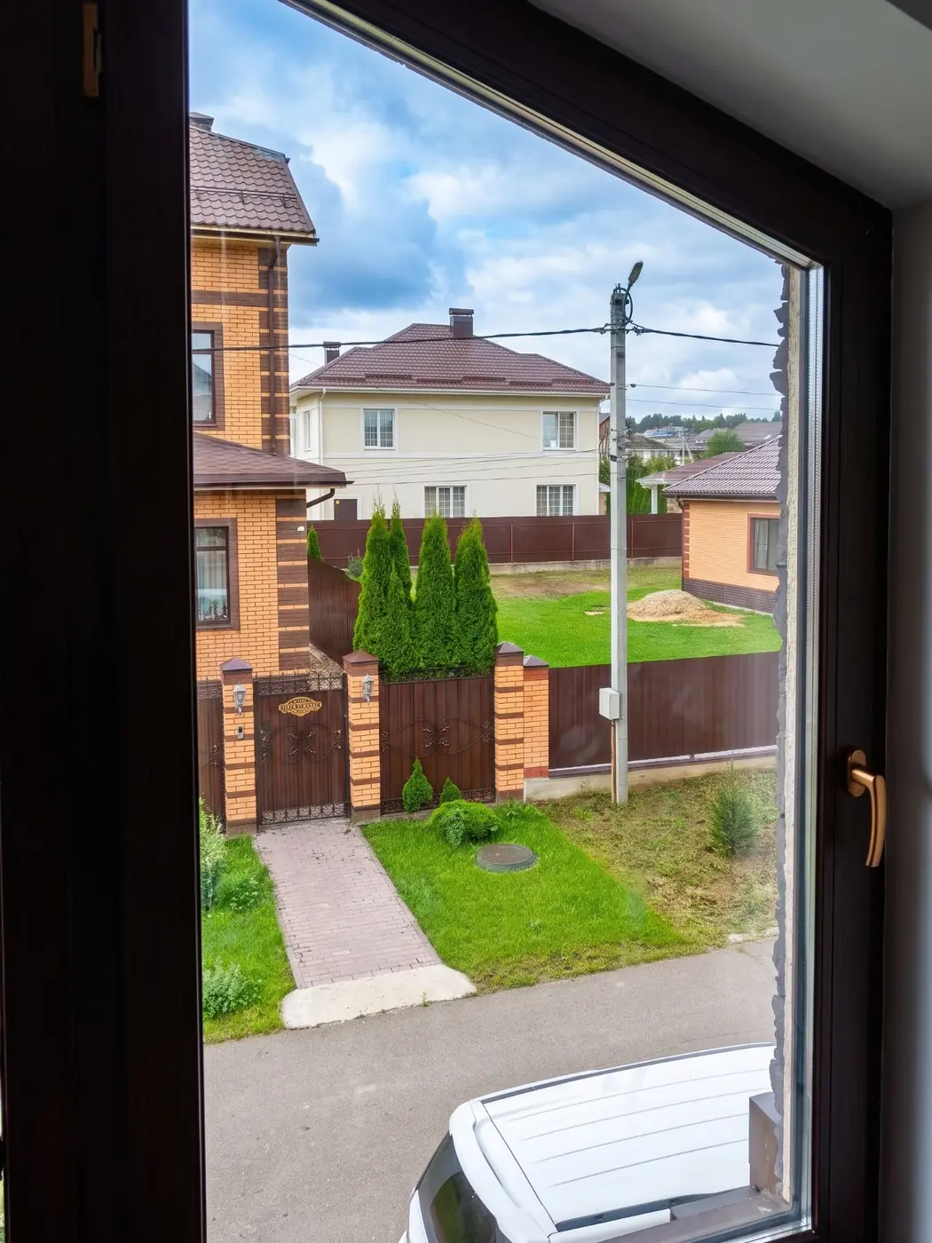 Деревянное евроокно загородного дома — ДО замены треснувшего пакета на двухкамерный с i-стеклом