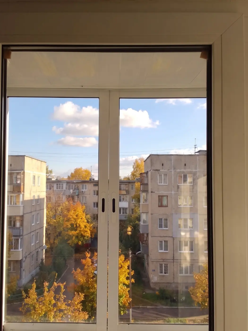 ПОСЛЕ замены: новый двухкамерный стеклопакет с i-стеклом на кухне — вид на осенний двор без конденсата — работа МоскитОк